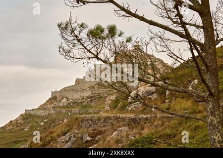 Cette photographie panoramique saisissante, prise sous un angle bas, capture le phare emblématique des îles Cies en Galice, en Espagne. L'image est visible Banque D'Images