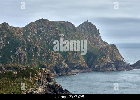 Cette photographie panoramique saisissante, prise sous un angle bas, capture le phare emblématique des îles Cies en Galice, en Espagne. L'image est visible Banque D'Images