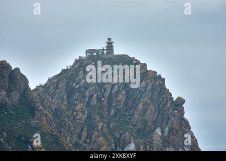 Cette photographie panoramique saisissante, prise sous un angle bas, capture le phare emblématique des îles Cies en Galice, en Espagne. L'image est visible Banque D'Images