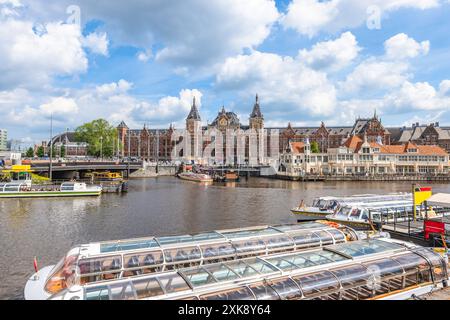 Amsterdam Centraal gare, la plus grande gare ferroviaire d'Amsterdam, Hollande du Nord, pays-Bas Banque D'Images
