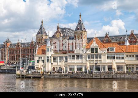 Amsterdam Centraal gare, la plus grande gare ferroviaire d'Amsterdam, Hollande du Nord, pays-Bas Banque D'Images