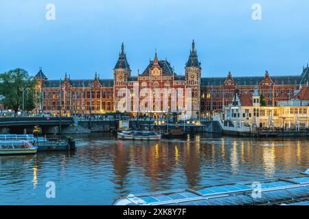 Amsterdam Centraal gare, la plus grande gare ferroviaire d'Amsterdam, Hollande du Nord, pays-Bas Banque D'Images
