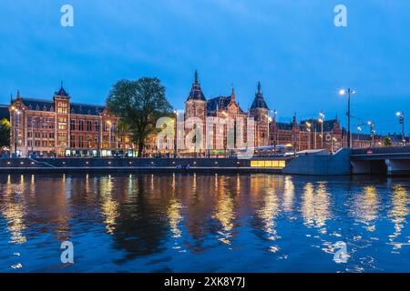 Amsterdam Centraal gare, la plus grande gare ferroviaire d'Amsterdam, Hollande du Nord, pays-Bas Banque D'Images