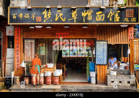 Restaurant chinois traditionnel avec menu de nouilles à Fenghuang Banque D'Images