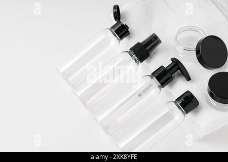 Bouteilles et conteneurs de voyage vides sur fond blanc Banque D'Images