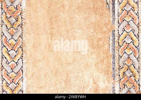 Fond horizontal avec fragment de mosaïque antique aux grands bains, Dion, Pieria, Grèce. Cadre en mosaïque antique avec texture stuc. Temp. Maquette Banque D'Images