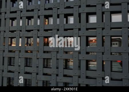 Punta della Dogana, Venise, Campanile & les dômes St Marc un reflet brillant dans une fenêtre en verre derrière une grille en treillis de fer riveté à la douane House Banque D'Images