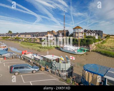 vue aérienne des bateaux et péniches amarrés au quai sur le ruisseau faversham dans le kent Banque D'Images