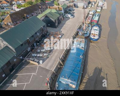 vue aérienne des bateaux et péniches amarrés au quai sur le ruisseau faversham dans le kent Banque D'Images