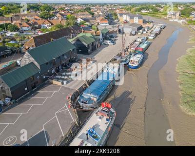 vue aérienne des bateaux et péniches amarrés au quai sur le ruisseau faversham dans le kent Banque D'Images