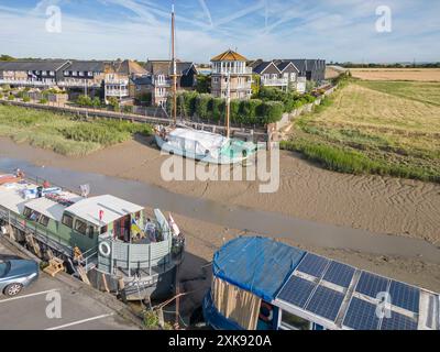 vue aérienne des bateaux et péniches amarrés au quai sur le ruisseau faversham dans le kent Banque D'Images