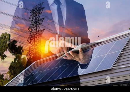 Homme d'affaires tenant la tablette calculant le coût d'investissement du fond de panneau solaire d'électricité contre le ciel bleu de lumière. Créer un bus d'alimentation électrique propre Banque D'Images