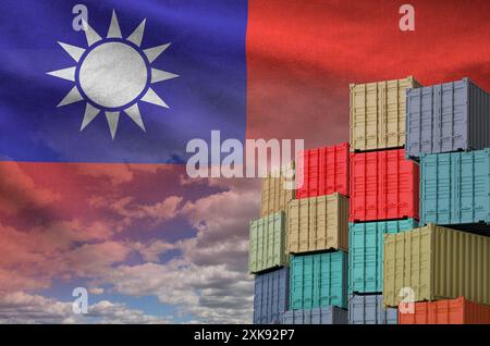 Drapeau de Taiwan et grande pile de conteneurs de fret maritime dans les docks avec fond de ciel de près Banque D'Images