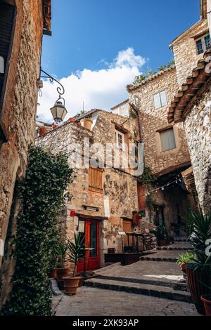 Tourrettes-sur-Loup, France - 1er juin 2024 : superbe village pittoresque de Tourrettes-sur-Loup dans le sud de la France Banque D'Images