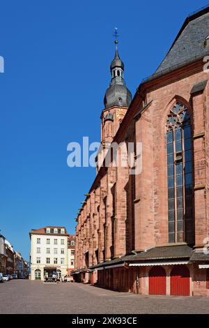 Heidelberg, Allemagne 28 juin 2024 : place de la ville avec la célèbre église à Heidelberg, Allemagne, église du Saint-esprit, appelée 'Heiliggeistkirche' en G. Banque D'Images