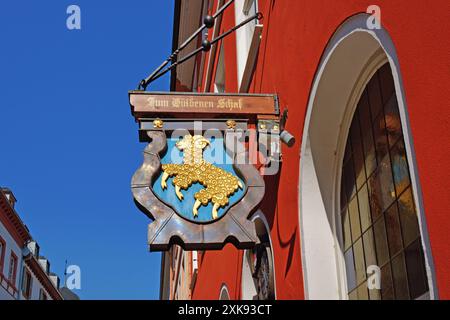 Heidelberg, Allemagne - juin 2024 : signe de restaurant historique appelé 'Zum Güldenen Schaf' dans le centre-ville Banque D'Images