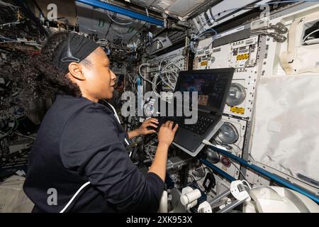 ISS - 10 juillet 2024 - Jeanette Epps, astronaute de la NASA et ingénieure de vol de l'expédition 71, est photographiée à l'intérieur du labo Columbus de la Station spatiale internationale Banque D'Images