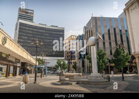 Le magnifique vase monument dans le centre-ville de Djeddah, avec des bâtiments modernes du quartier des affaires, des centres commerciaux, en Arabie Saoudite. Banque D'Images