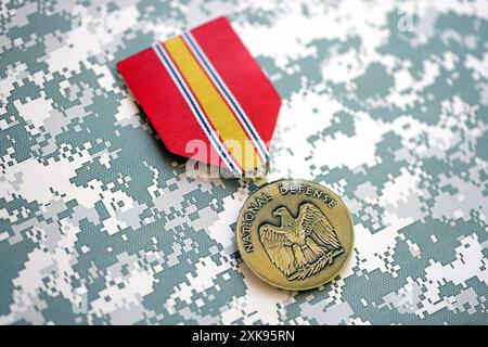 KIEV, UKRAINE - 10 JUILLET 2024 Médaille du service général de la Défense nationale. Médaille de récompense militaire des États-Unis avec ruban et épingle. Accessoires de théâtre en papier faits à la main en gros plan Banque D'Images