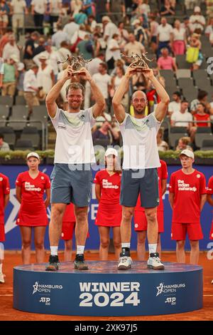 Hambourg, Hambourg, Allemagne. 21 juillet 2024. Kevin Krawietz (GER), Tim Puetz (GER) avec des trophées lors de l'OPEN DE HAMBOURG - ATP500, Tennis masculin (crédit image : © Mathias Schulz/ZUMA Press Wire) USAGE ÉDITORIAL SEULEMENT! Non destiné à UN USAGE commercial ! Crédit : ZUMA Press, Inc/Alamy Live News Banque D'Images