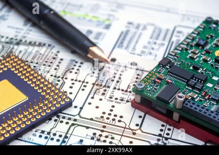 Composants et outils électroniques sur un plan d'ingénierie pour la conception de cartes de circuits imprimés. Banque D'Images