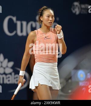 Palerme, Italie. 21 juillet 2024. Zheng Qinwen célèbre le but lors du match final entre Zheng Qinwen, de Chine, et Karolina Muchova, de République tchèque, lors du 35e Palerme Ladies Open à Palerme, en Italie, le 21 juillet 2024. Crédit : Alberto Lingria/Xinhua/Alamy Live News Banque D'Images