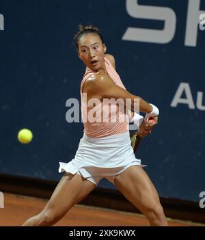 Palerme, Italie. 21 juillet 2024. Zheng Qinwen fait son retour lors du match final entre Zheng Qinwen, de Chine, et Karolina Muchova, de République tchèque, lors du 35e Palerme Ladies Open à Palerme, en Italie, le 21 juillet 2024. Crédit : Alberto Lingria/Xinhua/Alamy Live News Banque D'Images