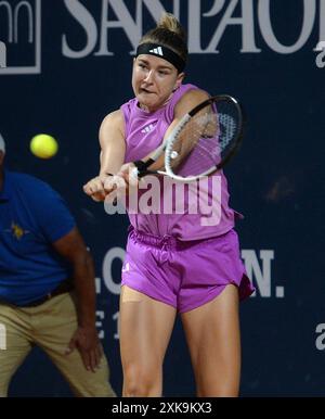 Palerme, Italie. 21 juillet 2024. Karolina Muchova fait son retour lors du match final entre Zheng Qinwen, de Chine, et Karolina Muchova, de République tchèque, lors du 35e Palerme Ladies Open à Palerme, en Italie, le 21 juillet 2024. Crédit : Alberto Lingria/Xinhua/Alamy Live News Banque D'Images