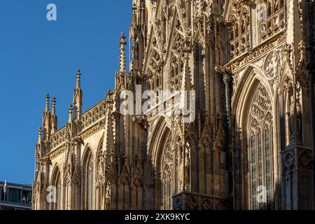 Wien, Autriche - 28 octobre 2023 : des pierres ornées et des vitraux ornent le flanc d'une cathédrale de Vienne, Autriche. Banque D'Images