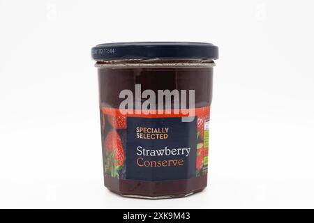 Irvine, Écosse, Royaume-Uni - 17 juin 2024 : pot de conserve de fraises de marque Aldi affichant des icônes graphiques et des informations générales pertinentes à l'image Banque D'Images