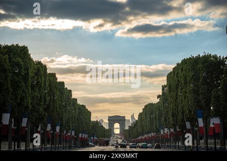 Champs Élysées menant à l'Arc de Triomphe au crépuscule - Paris, France Banque D'Images