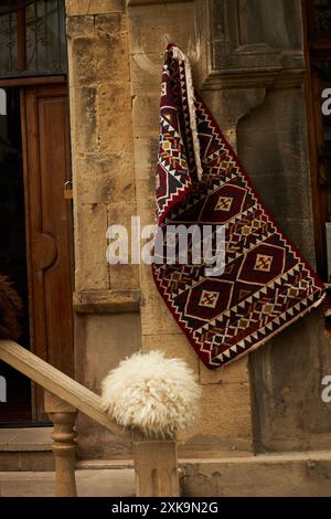 Des tapis nationaux avec des motifs caucasiens sont à vendre dans la vieille ville Banque D'Images