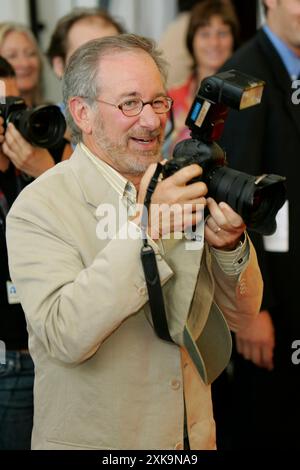 Steven Spielberg beim Photocall zum Kinofilm le terminal auf der Biennale di Venezia 2004 / 61. Internationale Filmfestspiele von Venedig im Palazzo del Casino. Venedig, 01.09.2004 *** Steven Spielberg à la photocall pour le film The terminal à la Biennale di Venezia 2004 61 Venice International film Festival au Palazzo del Casino Venice, 01 09 2004 Foto:xD.xBedrosianx/xFuturexImagex terminal 4919 Banque D'Images