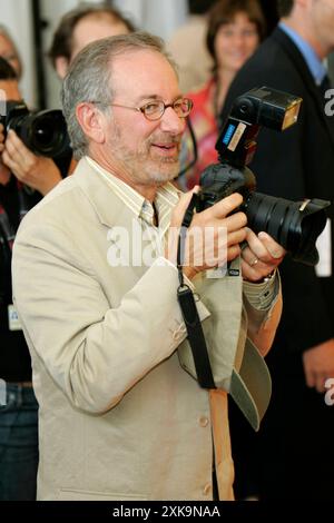 Steven Spielberg beim Photocall zum Kinofilm le terminal auf der Biennale di Venezia 2004 / 61. Internationale Filmfestspiele von Venedig im Palazzo del Casino. Venedig, 01.09.2004 *** Steven Spielberg à la photocall pour le film The terminal à la Biennale di Venezia 2004 61 Venice International film Festival au Palazzo del Casino Venice, 01 09 2004 Foto:xD.xBedrosianx/xFuturexImagex terminal 4918 Banque D'Images