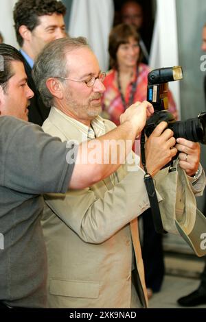 Steven Spielberg beim Photocall zum Kinofilm le terminal auf der Biennale di Venezia 2004 / 61. Internationale Filmfestspiele von Venedig im Palazzo del Casino. Venedig, 01.09.2004 *** Steven Spielberg à la photocall pour le film The terminal à la Biennale di Venezia 2004 61 Venice International film Festival au Palazzo del Casino Venice, 01 09 2004 Foto:xD.xBedrosianx/xFuturexImagex terminal 4917 Banque D'Images