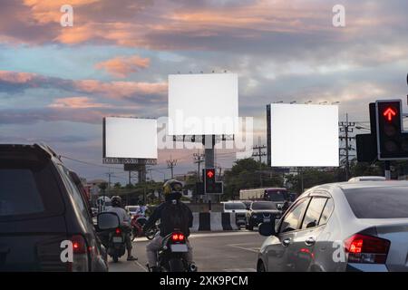 Panneau d'affichage sur Country Road. Panneau d'affichage blanc sur la rue des sentiers légers et la circulation jame, ville et urbain dans la nuit - peut annoncer pour l'affichage ou mon Banque D'Images