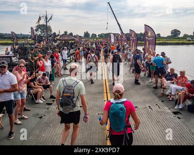 Du 16 au 19 juillet, Nimègue. Les Marches internationales des quatre jours (en néerlandais 'de Vierdaagse') sont le plus grand événement de marche de plusieurs jours au monde et sont considérées comme le meilleur exemple de l'esprit sportif et du lien international entre les militaires, hommes et femmes et civils de nombreux pays différents. Cette année, en raison des températures chaudes, tous les itinéraires ont été plus courts de 10 km le dernier jour. Banque D'Images