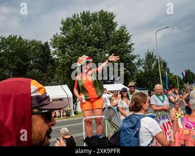 Du 16 au 19 juillet, Nimègue. Les Marches internationales des quatre jours (en néerlandais 'de Vierdaagse') sont le plus grand événement de marche de plusieurs jours au monde et sont considérées comme le meilleur exemple de l'esprit sportif et du lien international entre les militaires, hommes et femmes et civils de nombreux pays différents. Cette année, en raison des températures chaudes, tous les itinéraires ont été plus courts de 10 km le dernier jour. Banque D'Images