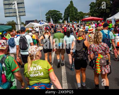 Du 16 au 19 juillet, Nimègue. Les Marches internationales des quatre jours (en néerlandais 'de Vierdaagse') sont le plus grand événement de marche de plusieurs jours au monde et sont considérées comme le meilleur exemple de l'esprit sportif et du lien international entre les militaires, hommes et femmes et civils de nombreux pays différents. Cette année, en raison des températures chaudes, tous les itinéraires ont été plus courts de 10 km le dernier jour. Banque D'Images