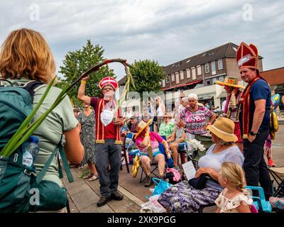 Du 16 au 19 juillet, Nimègue. Les Marches internationales des quatre jours (en néerlandais 'de Vierdaagse') sont le plus grand événement de marche de plusieurs jours au monde et sont considérées comme le meilleur exemple de l'esprit sportif et du lien international entre les militaires, hommes et femmes et civils de nombreux pays différents. Cette année, en raison des températures chaudes, tous les itinéraires ont été plus courts de 10 km le dernier jour. Banque D'Images