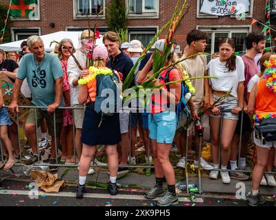 Du 16 au 19 juillet, Nimègue. Les Marches internationales des quatre jours (en néerlandais 'de Vierdaagse') sont le plus grand événement de marche de plusieurs jours au monde et sont considérées comme le meilleur exemple de l'esprit sportif et du lien international entre les militaires, hommes et femmes et civils de nombreux pays différents. Cette année, en raison des températures chaudes, tous les itinéraires ont été plus courts de 10 km le dernier jour. Banque D'Images