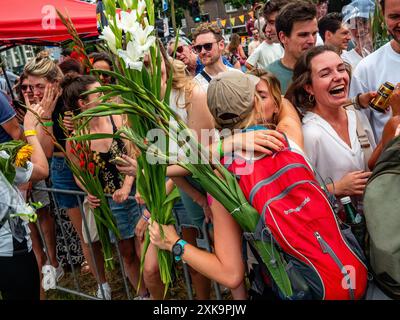 Du 16 au 19 juillet, Nimègue. Les Marches internationales des quatre jours (en néerlandais 'de Vierdaagse') sont le plus grand événement de marche de plusieurs jours au monde et sont considérées comme le meilleur exemple de l'esprit sportif et du lien international entre les militaires, hommes et femmes et civils de nombreux pays différents. Cette année, en raison des températures chaudes, tous les itinéraires ont été plus courts de 10 km le dernier jour. Banque D'Images