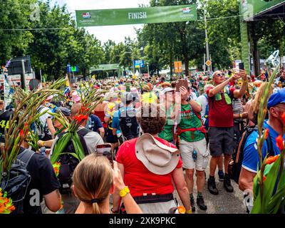 Du 16 au 19 juillet, Nimègue. Les Marches internationales des quatre jours (en néerlandais 'de Vierdaagse') sont le plus grand événement de marche de plusieurs jours au monde et sont considérées comme le meilleur exemple de l'esprit sportif et du lien international entre les militaires, hommes et femmes et civils de nombreux pays différents. Cette année, en raison des températures chaudes, tous les itinéraires ont été plus courts de 10 km le dernier jour. Banque D'Images