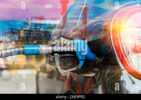 Raffinerie fonctionnant à pleine capacité et feux de signalisation superposent des symboles liés à l'énergie combustible. Ravitaillement de la voiture à la station-service Banque D'Images