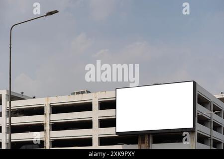 Un grand panneau d'affichage vierge sur le mur de la rue, un panneau d'affichage avec de la salle pour ajouter votre propre message. Le panneau d'affichage sur le bâtiment est prêt pour la nouvelle publicité. Banque D'Images