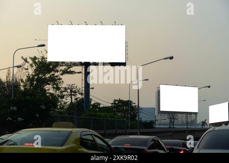 Modèle vierge pour la publicité extérieure ou panneau d'affichage vierge sur l'autoroute au crépuscule avec le chemin de découpage sur l'écran - peut être utilisé pour les salons professionnels, et Adversi Banque D'Images