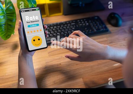 La cliente féminine donne une note de cinq étoiles sur son smartphone, satisfaction, expérience de service à la clientèle. Évaluations de la notation du service et enquête de satisfaction Banque D'Images