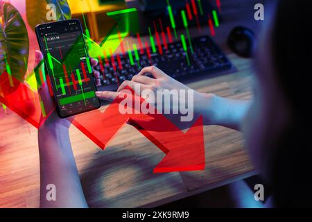 Main tenant smartphone pour l'analyse. Investissement en ligne, pourcentage et flèche vers le haut ou vers le bas. Taux hypothécaire et taux d'emprunt. Taux d'intérêt, actions, classement. Busines Banque D'Images