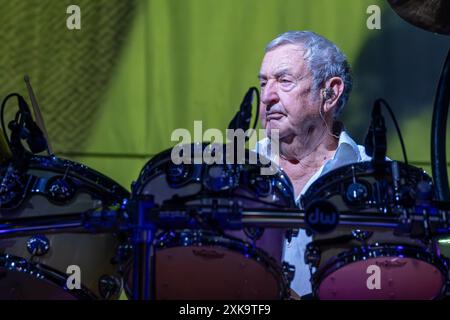 Nick Mason, pseudonyme de Nicholas Berkeley Mason, batteurs historiques du groupe Pink Floyd, joue de la batterie lors de ses concerts avec Nick Mason Saucerful du groupe secrets pour le Set Controls UK and Europe Tour 2024, le 9 juillet 2024 à Vicence, en Italie. Banque D'Images