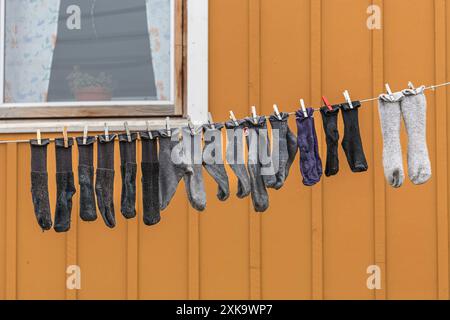 Séchage des chaussettes et des bas sur la ligne de lavage devant une maison, Sisimiut, Groenland Banque D'Images